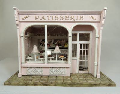 Miniature Patisserie, Dollhouse Cabinet, Shop Exterior, Dolls House Shop, Vitrine Miniature, Miniature Bakery, Food Artists, Room Boxes, Miniature Cake