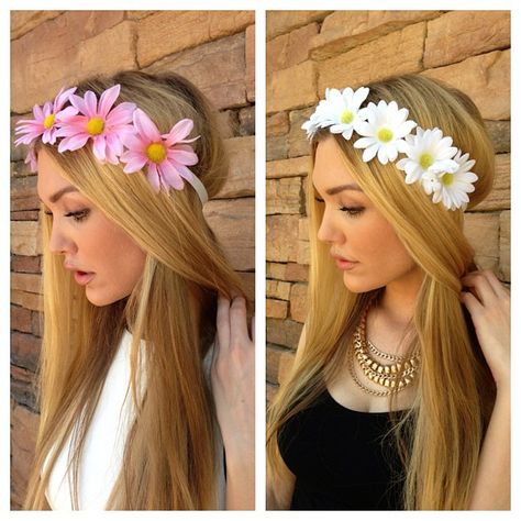 White and light pink daisy flower headbands Pink Daisy Flower, Flower Hairband, Daisy Headband, Cute Hair Colors, Flower Headbands, Head Chain, Pink Daisy, Pretty Hair, Head Accessories