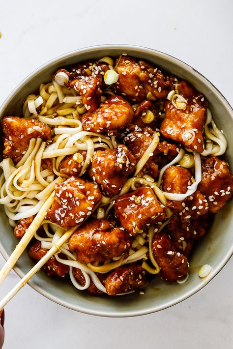 Sesame Seed Chicken, Sesame Oil Chicken, Crispy Sesame Chicken, Sticky Sauce, Delicious Family Dinners, Sesame Chicken Recipe, Chicken Noodles, Sticky Chicken, Sesame Seed