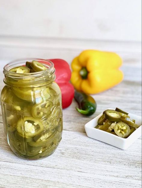 Easy pickled jalapenos recipe that stay crisp and crunchy! Plus, a video on how to pickle jalapenos. Pickle Jalapenos, Pickled Jalapeno Recipe, Jalapeno Recipe, Refrigerator Pickles Dill, Pickled Jalapeno Peppers, Canned Jalapenos, Pickled Jalapenos, Fermented Kimchi, Pickled Peppers