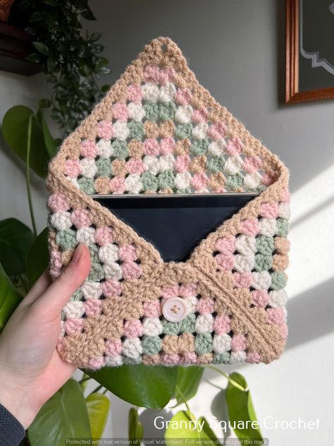 Free Crochet Patterns: Beautiful Granny Squares Granny Square Book Cover, Granny Square Book Sleeve, Crochet Kindle Sleeve, Crochet Book Cover, Book Sleeves, Crochet Case, Crochet Mignon, Confection Au Crochet, English Gardens