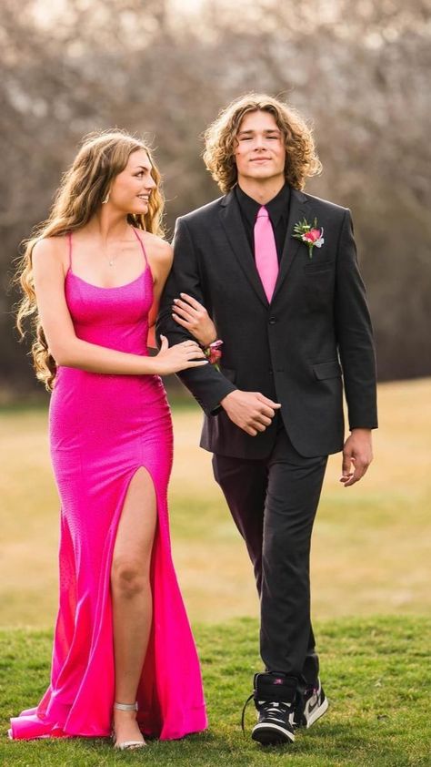 Prom Picture Poses For Couples, Homecoming Couples Outfits, Prom Group Poses, Couples Homecoming Pictures, Couple Prom Pictures, Couples Prom, Prom Photography Poses, Couple Prom, Funny Prom