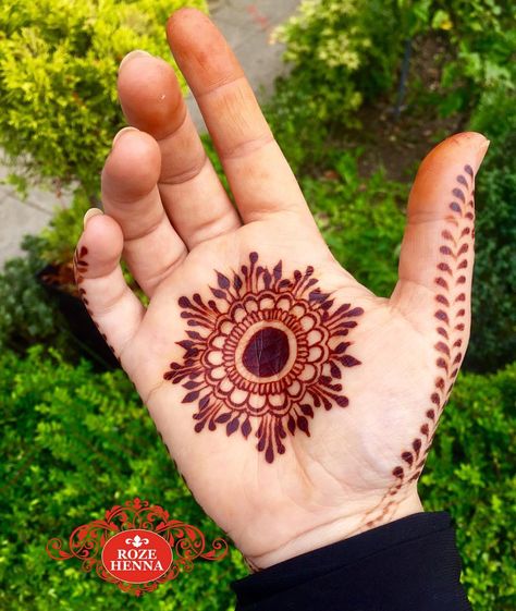 Round Mehndi Design, Palm Mehndi Design, Tato Henna, Simple Henna Tattoo, Very Simple Mehndi Designs, Beginner Henna Designs, Mehndi Design Pictures, Engagement Mehndi Designs, Pretty Henna Designs