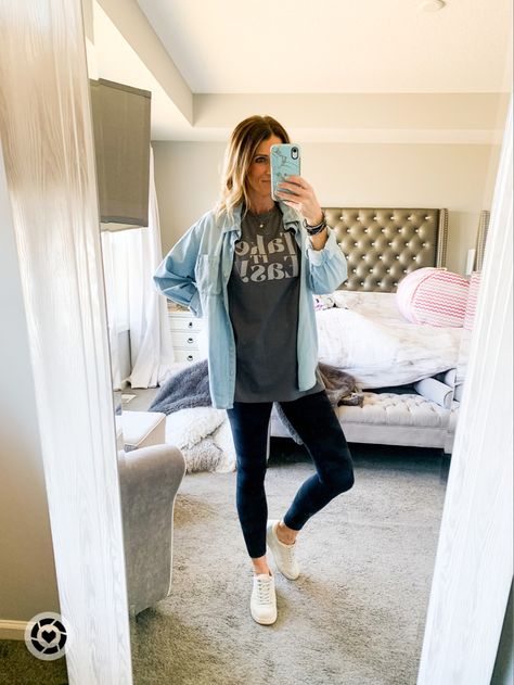 Chambray Button Down Outfit, Leggings With Denim Shirt, Leggings And Button Down Shirt Outfit, Oversized Chambray Shirt Outfit, Graphic Tee And Leggings Outfit, Graphic Tee And Leggings, Casual Spring Style, Chambray Shirt Outfits, Button Down Outfit