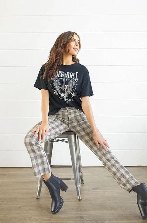 Seize The Day Plaid Pants Plaid Pants Outfit Summer, Casual Rock Outfits, Brown Plaid Pants Outfit, Modest Pants Outfits, Plaid Trousers Outfit, Checkered Pants Outfit, Modest Pants, Classy Going Out Outfits, Plaid Pants Outfit