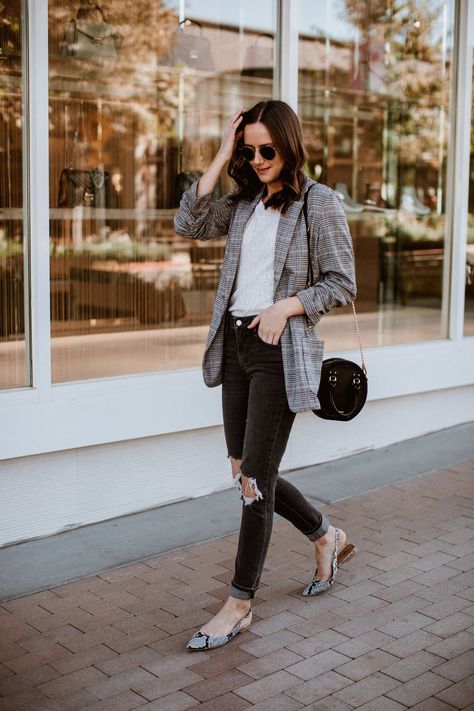 Plaid blazer, women’s plaid blazer outfit, fall style, women’s fall outfits, fall layers, how to wear a plaid blazer, herringbone blazer, houndstooth blazer, plaid jacket, how to wear a plaid jacket, print mixing, how to mix prints, pattern play outfit, plaid and python outfit, mixing plaid and snakeskin, fall outfit ideas, casual blazer outfits, casual plaid blazer outfit ideas, Levi’s 721 jeans rugged black, boyfriend blazer outfit, plaid boyfriend blazer, holiday style, #fall #ootd #fallfashi Boyfriend Blazer Outfit, Zapatos Animal Print, Blazer Casual Outfit, Jeans Blazer Outfit, Plaid Blazer Outfit, Outfit Mit Blazer, Womens Plaid Blazer, How To Wear Blazers, Casual Attire For Women