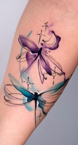 Herz Tattoo Klein, Small Dragonfly Tattoo, Whimsical Tattoos, Purple Tattoos, Flying Tattoo, Dragonfly Tattoo Design, Fairy Tattoo Designs, Watercolor Tattoos, Dragonfly Tattoo