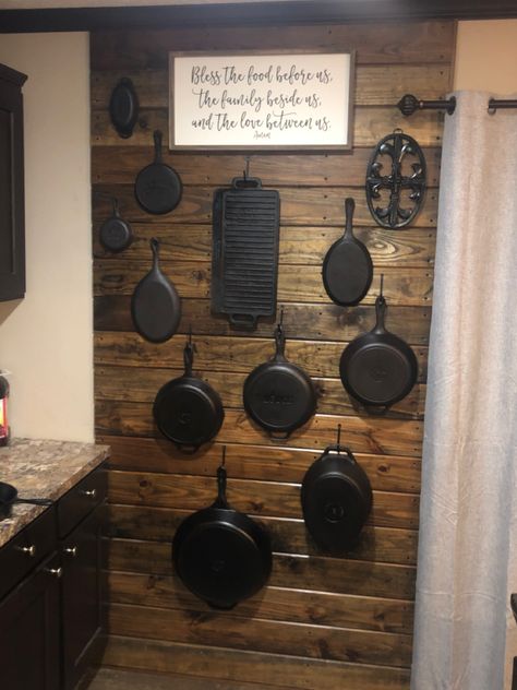 Cast iron wall Wood Wall To Hang Cast Iron Pans, Wood Cast Iron Wall, Pallet Wall For Cast Iron, Cast Iron Skillet Display Wall, Cast Iron Skillet Wall Display Diy, Cast Iron Wall Display Kitchen, Cast Iron Wall Decor, Iron Skillet Storage Ideas, Cast Iron Skillet Holder