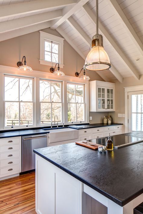 Nothing says traditional home better than our Virginia Alberene soapstone countertops. Photo: Andrea Hubbell Kitchen Remodel Countertops, Soapstone Countertops, Kitchen Countertop Materials, Kitchen Ceiling, Island Decor, Kitchen Remodeling Projects, Kitchen Redo, Trendy Kitchen, Kitchen Window