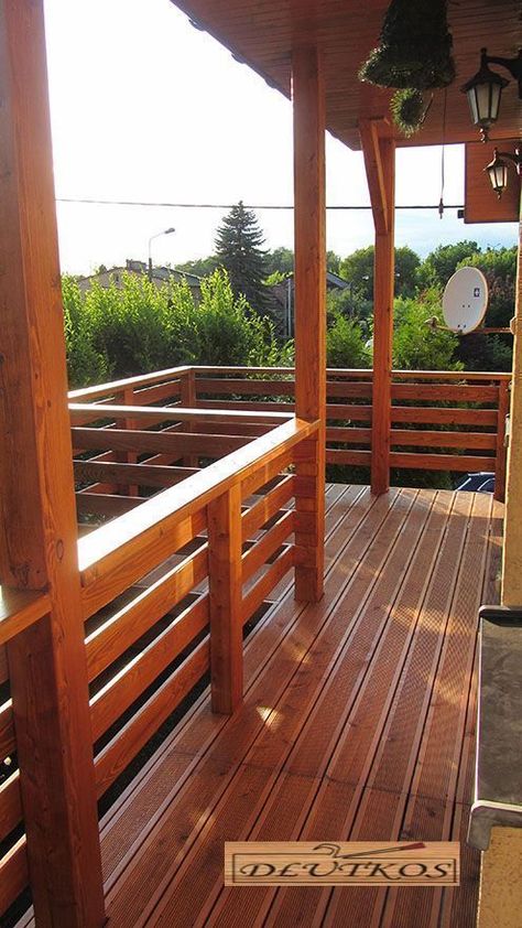 Wood Railing Design, Porch Railings Ideas, Terrasse Med Tak, Wooden Deck Designs, Horizontal Deck Railing, Porch Railing Designs, Wood Deck Railing, Diy Privacy Screen, Diy Outdoor Seating