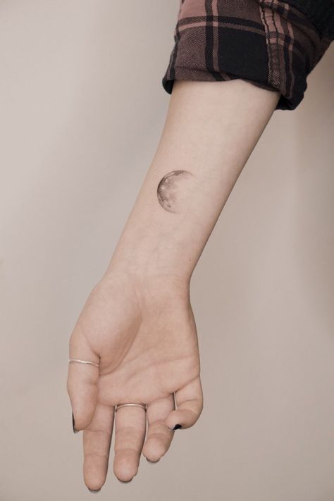 Realistic Moon Tattoo, Luna Tattoo, Small Moon Tattoos, Full Moon Tattoo, Crescent Moon Tattoo, Moon Tattoo Designs, Small Hand Tattoos, Discreet Tattoos, Spine Tattoos