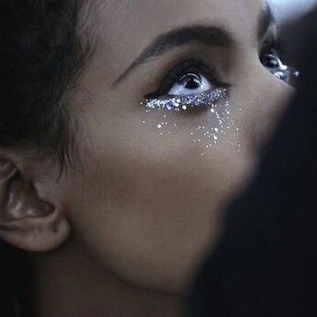 Glitter Under Eye Makeup, Greek Mythology Makeup, Glitter Under Eye, Moon Goddess Makeup, Goddess Costume Makeup, Moon Goddess Costume, Makeup Ideas Glitter, Goddess Makeup Look, Goddess Costume Diy