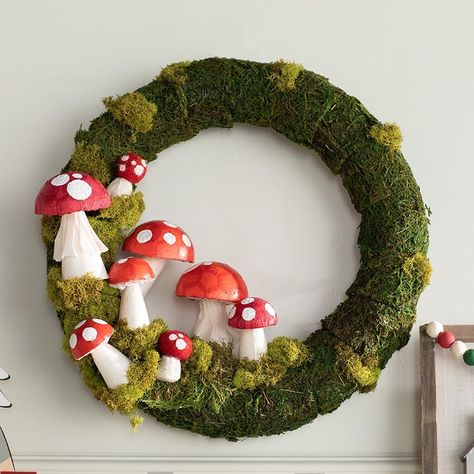 Make A Mushroom Craft, Woodland Craft Ideas, Spring Mushroom Wreath, Mushroom Classroom Decoration, Mushroom Wreath Diy, Christmas Mushrooms Decoration, Mushroom Diy Decor, Diy Woodland Decor, Mushroom Wreaths