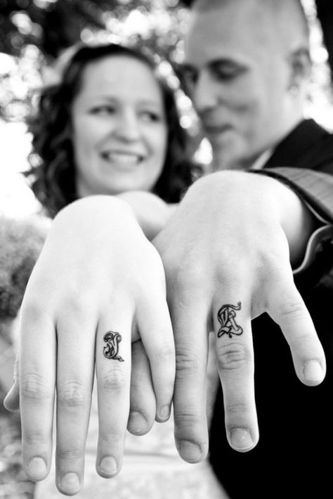 Ehe Tattoo, Engagement Tattoos, Couple Tattoos Unique Meaningful, Infinity Couple Tattoos, Anniversary Tattoo, Ring Tattoo Designs, Wedding Band Tattoo, Tattoo Band, Black And White Rings