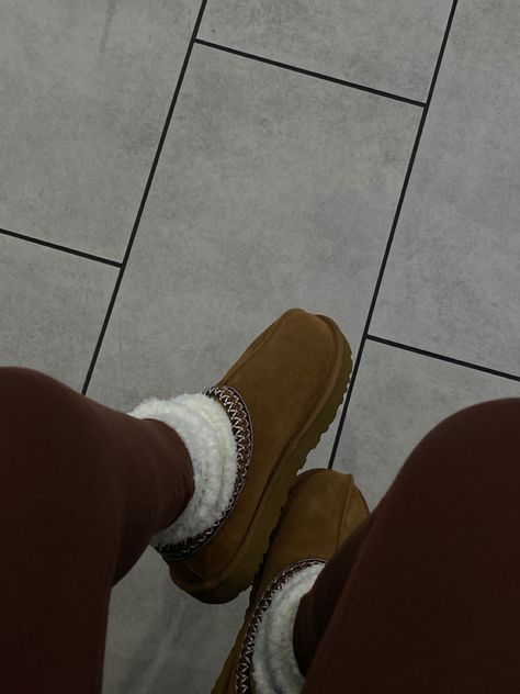 Brown Ugg Slippers Outfit, Fluffy Socks Outfit, Uggs With Socks, Fuzzy Socks Outfit, Ugh Slippers Outfits, Fuzzy Uggs, Slides With Socks, Slouch Socks Outfit, Socks Over Leggings