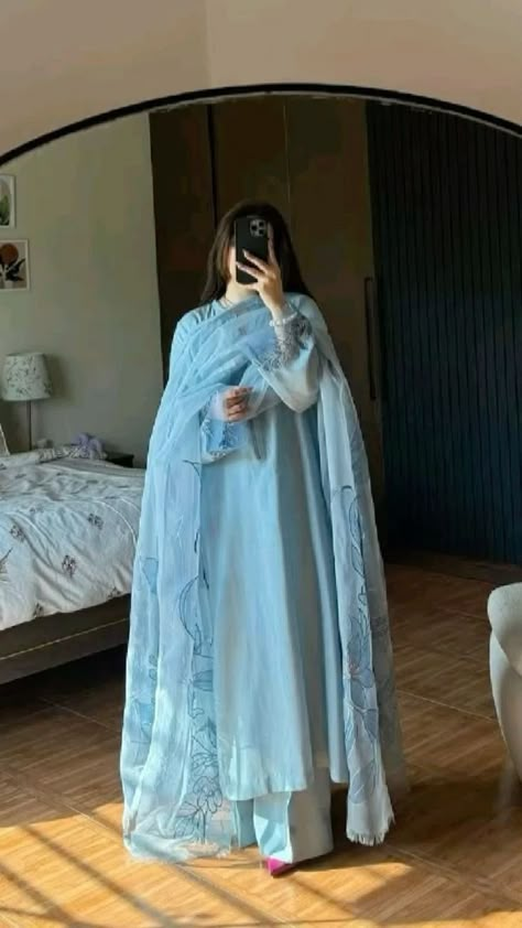 Semi Indian Outfits, Long Shirt Design For Women Pakistani, Long Shirts For Women Pakistani, Long Kurti With Jeans, Simple Dress Casual, Trendy Outfits Indian, Desi Fits, Desi Outfits, Pakistani Fashion Party Wear