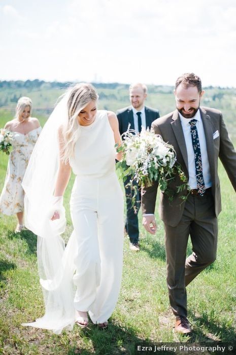 Simple white wedding jumpsuit with long veil for vintage summer wedding {Ezra Jeffrey Photography} Jumpsuit Wedding Dress With Veil, Vintage Wedding Jumpsuit, Bridal Jumpsuit With Veil, Wedding Pantsuit The Bride, Wedding Jumpsuit The Bride, Wedding Unconventional, White Wedding Jumpsuit, Jumpsuits Wedding, Vintage Summer Wedding