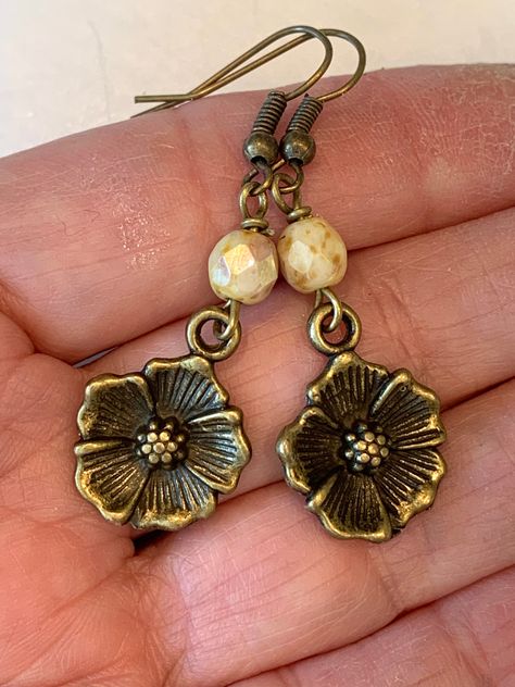 Earthy Jewelry Aesthetic, Earthy Accessories, Earthy Earrings, Diy Jewelry Pendants, Estilo Indie, Earthy Jewelry, Flower Dangle Earrings, Boho Crystal, Flower Crystal