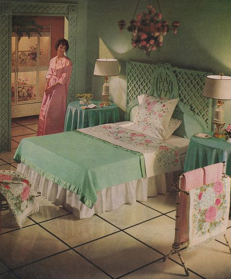 The Delight That is Fieldcrest linens. Green bedspread with pink floral sheets. So pretty! 1950s Bedroom, Retro Bedroom Ideas, Retro Bedroom Decor, Vintage Bedroom Styles, Retro Rooms, Retro Bedroom, Bedroom Retro, Vintage Bedroom Decor, Retro Bedrooms