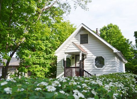 500 Sq. Ft. Cottage in Toronto 500 Sq Ft House, Cottage Tiny House, Tiny House Towns, Tiny House Talk, Small Cottage Homes, Stone Cottages, Small Cottages, Cottages And Bungalows, Large Deck