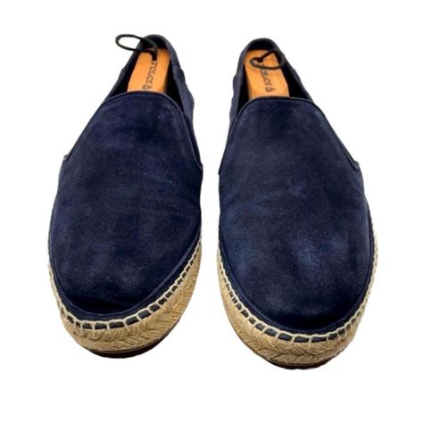 100% AUTHENTIC BURBERRY ESPADRILLES MADE OF BLUE SUEDE JUTE AND RUBBER SOLE MENS SIZE 40 

* 100% AUTHENTIC GUARANTEED 
* BURBERRY 
* HIGH END DESIGNER SHOES 
* SUEDE
* BLUE TONE 
* JUTE 
* RUBBER SOLES
* SLIP ON
* ELASTIC ON SIDES FOR EASY ENTRY 
* PRELOVED IN EXCELLENT CONDITION ( NO RIPS, STAINS OR HOLES SEE THE INSIDE PART OF SHOE WERE THE JUTE COMES TOGETHER SHOWN IN LAST PICTURE)

REASONABLE OFFERS WELCOME!! #Burberry #Shoes #Slip Ons Burberry Espadrilles, Burberry Shoes, Blue Tone, Hole Saw, Blue Tones, Blue Suede, Suede Shoes, Loafer Shoes, Designer Shoes