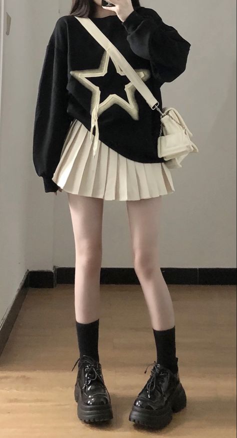 Summer Korean Fits, Kawaii Black Outfits, Y2k Outfits Female, Korean Female Outfits, Black Kawaii Outfits, Slender Outfits, Korean Y2k, Rock Outfit, Korean Casual Outfits