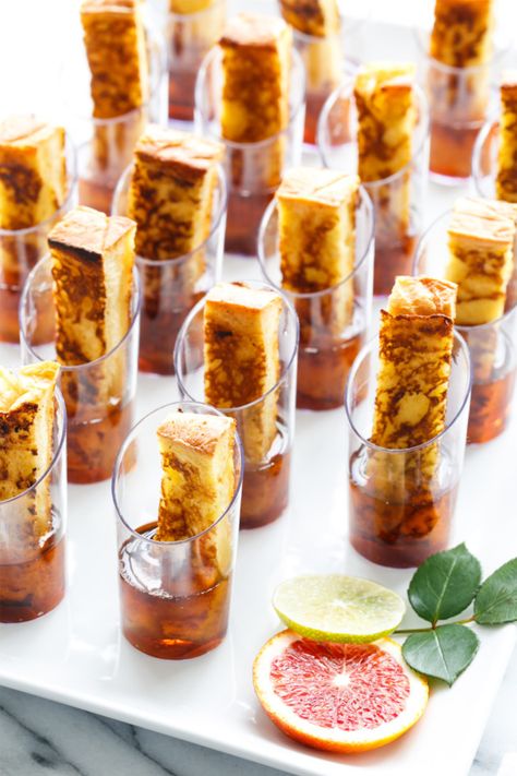 Bourbon-spiked French Toast sticks served in shot glasses with maple syrup. Graduation Brunch, Brunch Party Recipes, Backpack Packing, Brunch Decor, French Toast Sticks, Champagne Brunch, Boozy Brunch, French Toast Breakfast, Vacation Videos