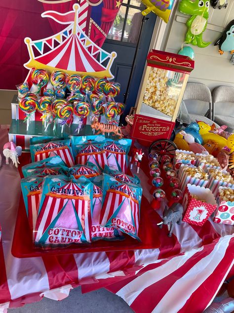 Carnival Snack Ideas, Carnival Party Treats, Carnival Candy Table, Circus Theme Party Food, Carnival Birthday Party Food, Halloween Crafts Diy Projects, Carnival Snacks, Scary Carnival, Dumbo Birthday Party