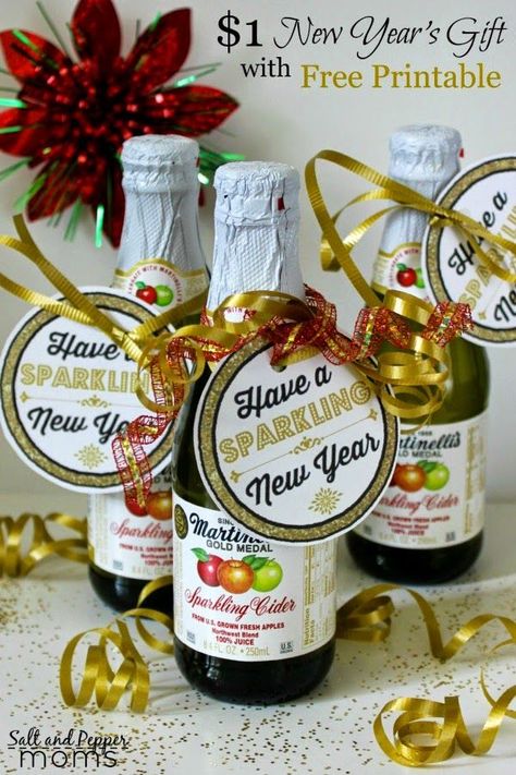 $1 New Year's Gift Idea with Free Printable | Salt and Pepper Moms | Bloglovin’ Happy New Year Gift, Christmas Neighbor, Marketing Gift, Neighbor Christmas Gifts, Sparkling Cider, Silvester Party, Neighbor Gifts, Client Gifts, Realtor Gifts