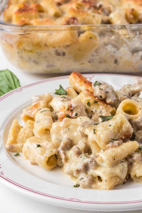 Alfredo Rigatoni, Casserole Pasta, Garlic Alfredo Sauce, Sausage Alfredo, Spicy Pizza, Italian Sausage Recipes, Dinner Rotation, Sausage Dishes, Rigatoni Pasta