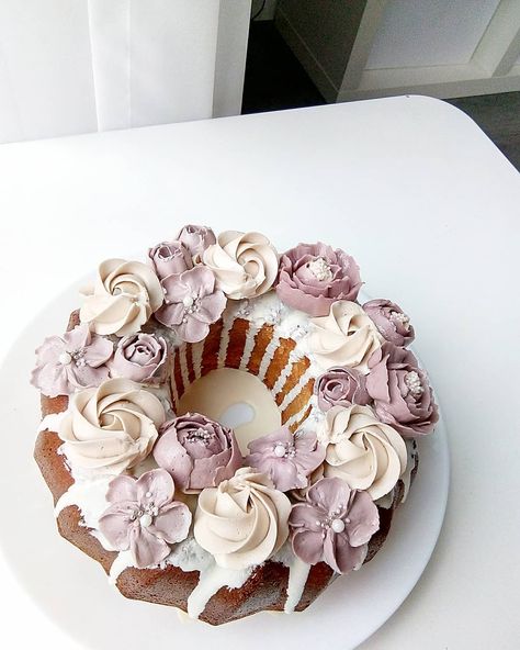 Tiered Bundt Cakes, Bundt Cake Design, Everything Bundt Cakes, Bundt Cake Decorations, Mini Bunt Cake, Cake Bundt, Bundt Recipes, Fab Cakes, Cake Centerpieces