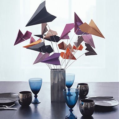 Rachel Ray featured this as a back-to-school centerpiece idea, but it would be equally adorable for a travel-themed party Kids Centerpieces, Airplane Wedding, Paper Projects Diy, Unique Wedding Centerpieces, Origami Wedding, Airplane Theme, Travel Party Theme, Paper Cranes, Folding Origami