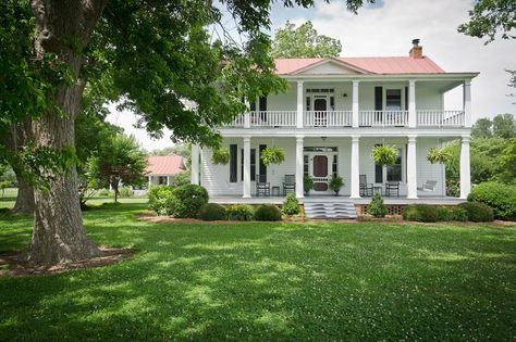 OldHouses.com - 1870 Farmhouse - Bloom Homestead in Edenton, North Carolina Carolina Farmhouse, Historic Homes For Sale, Mobile Homes For Sale, Old Houses For Sale, Farm Houses, Southern Homes, Moving House, Old House Dreams, In Ground Pools