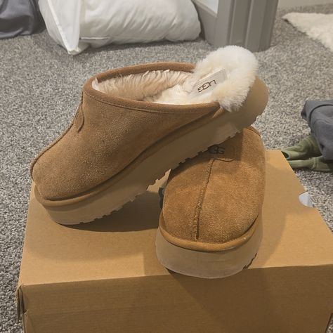 Like New Condition- Only Worn A Handful Of Times, Mostly Indoors. They Look Brand New Aside From 2 Tiny Little Dots On The Right Shoe Near The Ugg Logo. Selling Because They're Too Big For Me And It's Too Late To Return. Ugg Shoes Women, Ugg Slides, Shearling Slippers, Slide Slippers, Ugg Slippers, Womens Uggs, Ugg Shoes, Too Late, Slippers