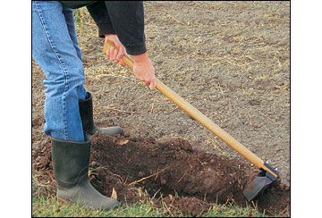 Quick Trench Digger - based on a Swedish tool designed to quickly dig trenches when fighting forest fires. I want one! Garden Weeding Tools, Lawn Roller, Homemade Tractor, Gardening Tool Kit, Lawn Edger, Yard Tools, Lee Valley Tools, Lee Valley, Garden Tool Storage