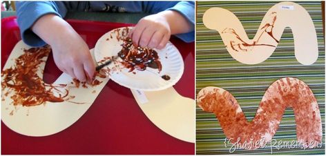 Worm Painting Preschool, Preschool Worm Crafts, Gummy Worm Painting, Worm Painting, Worms Preschool, Worm Crafts, Earth Worm, April Preschool, Bugs Preschool