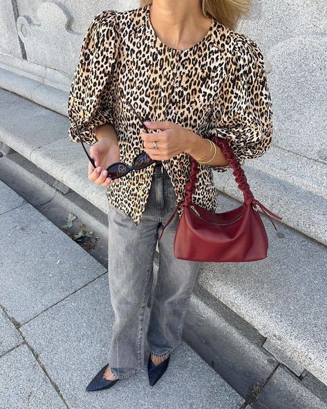 ”Chic Women‘s Animal Print Blouse: Unleash Your Wild Side!“#zara #zarawomen #zaragirl #zarawoman #zaraoutfit #zarasale #zarafashion #zaragoza #zaradress #zaranew #zaratrafaluc Zara Outfit, Zara New, Zara Fashion, Zara Girl, Animal Print Blouse, May 23, Chic Woman, Print Blouse, Zara Dresses