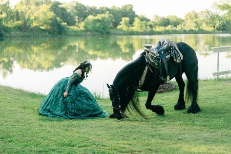 Quinceanera On Horse, Quince Photoshoot Ideas Photography, Quince Photoshoot Ideas With Horse, Quinceanera Horse Pictures, Quince Horse Photoshoot, Quinceanera Photoshoot Ideas, Quinceanera Charro, Emerald Green Quinceanera Theme, Quince Picture Ideas