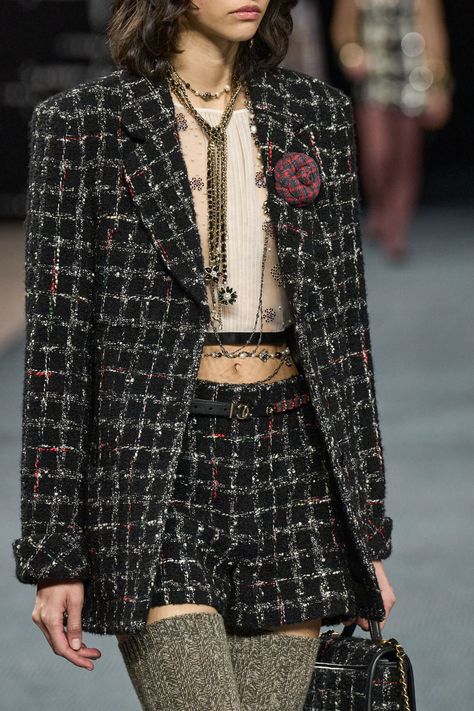 Chanel Fall 2022 Ready-to-Wear Collection | Vogue Chanel Fall 2022, Tweed Outfit, Chanel Fashion Show, Chanel Runway, 90s Runway Fashion, Chanel Fashion, Fall 2022, Moda Vintage, 가을 패션