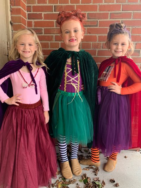 Winnie Hair Hocus Pocus, Sarah Costume Hocus Pocus, Homemade Sanderson Sisters Costume, Diy Winnie Sanderson Costume, Easy Sanderson Sisters Costumes, Hermanas Sanderson Disfraz, Hocus Pocus Sisters Costumes, Easy Hocus Pocus Costume, Three Sister Costume Ideas