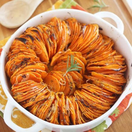 CRISPY ROASTED ROSEMARY SWEET POTATOES Recipe - (4.2/5) Rosemary Sweet Potatoes, Crispy Sweet Potato, Idee Pasto Sano, Thanksgiving Side Dishes, Sweet Potato Recipes, Veggie Dishes, Casserole Dish, Yummy Sides, Winter Food