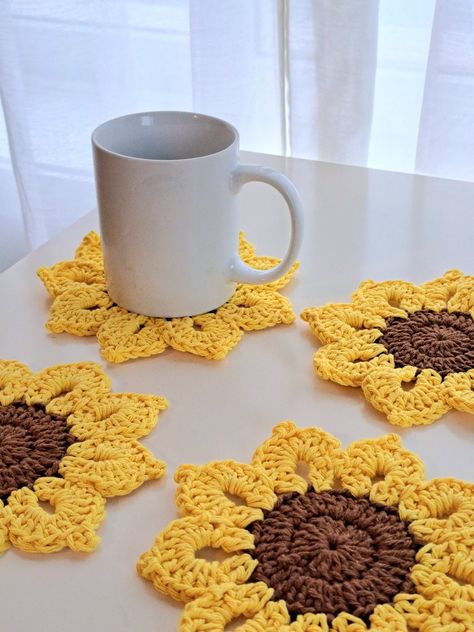 SUNFLOWERS - COASTERS - FARMHOUSE - KITCHEN These fantastic, lovely SUNFLOWERS coasters are ideal for beautifying your table! Handmade in cotton thread, they are light, practical and perfect to serve a dinner table. Remember that you don't need a special occasion to decorate your home! Size: Coasters - 4,3 inches (11 cm) diameter HOW TO ORDER: Please, choose in the drop down menu the number of sunflowers coasters that you want. If you need other quantity or dimensions please do not hesitate to c Crochet Trivets, Trivet Crochet, Crochet Trivet, Crochet Hot Pad, Sunflower Themed Kitchen, Crocheted Sunflower, Sunflower Coasters, Rustic Farmhouse Kitchen Decor, Coasters Crochet