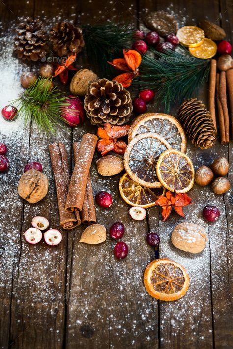 Christmas Decoration Photography, Christmas Tree With Orange Slices, Christmas Screensaver, Rustic Xmas Tree, Food Photography Lighting Setup, Orange Christmas Decor, Christmas Food Photography, Christmas Phone Backgrounds, October Photography