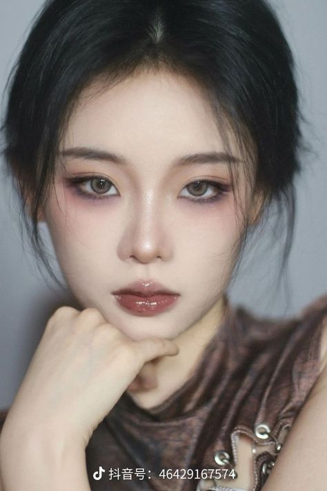 Chinese Douyin Makeup Look Fall/Winter Makeup Look Douyin Fox Eye Makeup, Deep Winter Douyin Makeup, Korean Makeup Trends 2023, Dark Chinese Makeup, Red And Black Douyin Makeup, Bitter Douyin Makeup, Winter Cool Tone Makeup, Winter Cool Tone Makeup Korean, Dou Yin Makeup