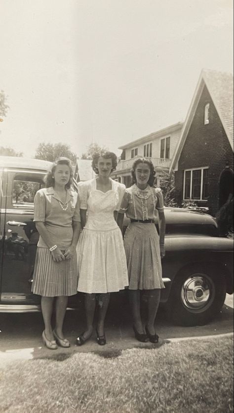 Left to right: Lelia Matthews (KKG), Rita (Alpha Phi), Me? (KKG) 1940s Teenage Girl, 1940s Teenage Fashion, The 40s Aesthetic, 40s Aesthetic Fashion, 40s Housewife, 1940s Pictures, 1950's Aesthetic, 1940s Glamour, 40s Aesthetic