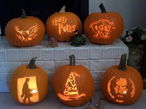 Harry Potter themed pumpkins! Who  wants to come over and have a carving/movie marathon? :) Harry Potter Pumpkin Carving, Harry Potter Pumpkin, Unique Pumpkin Carving Ideas, Harry Potter Halloween Party, Labu Halloween, Amazing Pumpkin Carving, Hallowen Ideas, Pumpkin Carving Designs, Pumpkin Carving Ideas