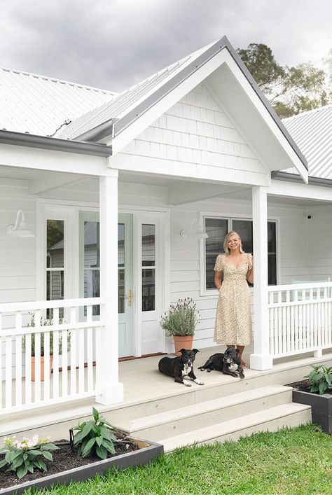 Brookfield Coastal Farmhouse - Renovation by Front Porch Properties Modern Queenslander, Weatherboard House, Front Verandah, Custom Front Doors, Farmhouse Renovation, Porch Roof, Porch Doors, Cottage Exterior, Porch Railing