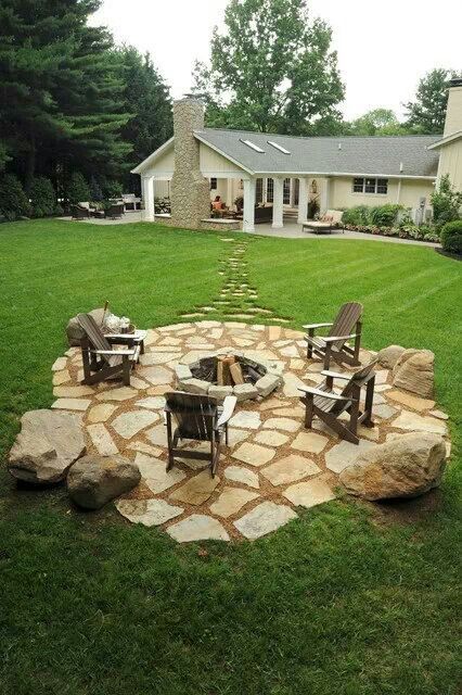 I just want the flagstone and rock, love it. Design Per Patio, Outdoor Fire Pit Designs, Desain Lanskap, Real Estat, Fire Pit Designs, Landscape Designs, Patio Interior, Backyard Fire, Fire Pit Backyard