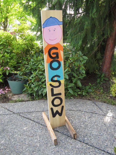 Slow Down - kids playing street sign - DIY with some scrap wood and paint Day Care Room Ideas, Daycare Signs, Yard Sale Signs, Sale Signs, Kids Safety, Safety Signs, Kids Signs, Street Sign, Kids Wood