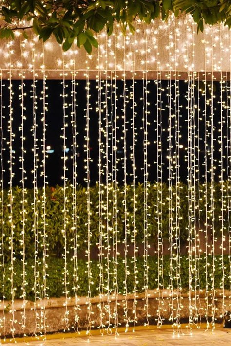 Twinkle Lights Window, Indoor Twinkle Lights, 21st Birthday Backdrop Ideas, Fairy Lights Background, Prom Lighting, String Lights Aesthetic, Birthday Lights Decoration, Fairy Light Party, Wedding Twinkle Lights